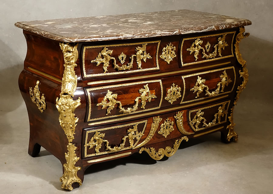 Commode en tombeau à moustaches et à pont d'époque Régence